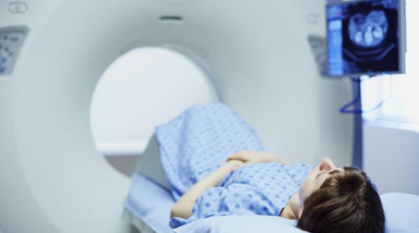 „O bombă cu ceas”. Creștere alarmantă a cancerului la tineri. Unele tipuri s-au dublat, iar altele au crescut de aproape patru ori