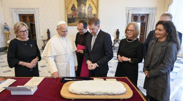 o prajitura germana oferita papei leon prea fragila pentru transportul cu avionul a fost dusa la roma cu masina
