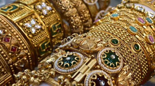 paradoxul aurului cele mai pline seifuri nu sunt in bancile centrale familiile din india si china domina piata bijuteriilor din aur