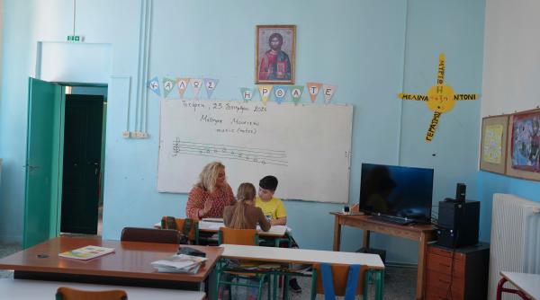 pe o insula izolata din grecia o sala de clasa goala e un semnal de alarma pentru o criza care afecteaza toata europa