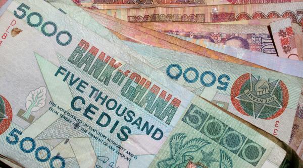sapte persoane au fost arestate pentru ca au folosit bancnote din ghana pentru a realiza buchete de bani
