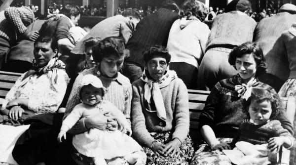 in 1961 cei 264 de locuitori de pe o insula izolata au fost mutati in anglia si au avut un soc nu vazusera niciodata masini si bani