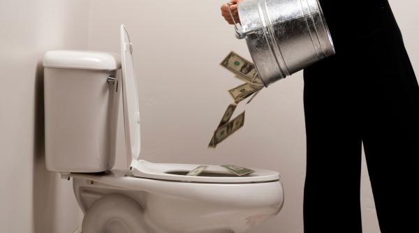 in 2011 un om de serviciu a gasit 70 000 cand curata toaleta unei televiziuni trei ani mai tarziu s a trezit cu o suma uriasa