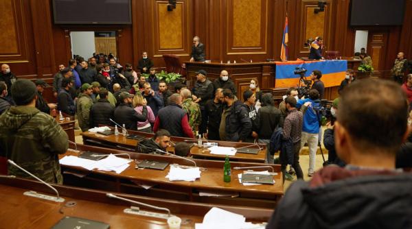 incaierare in parlamentul armeniei in urma unei acuzatii de deturnare de fonduri spiritele s au incins si s a ajuns la bataie