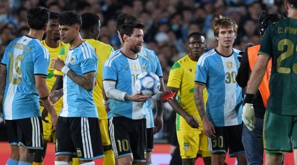 lionel messi s a retras din nationala dupa amicalul argentina benin 3 0 a marcat si un gol iar 85 000 de oameni l au aclamat