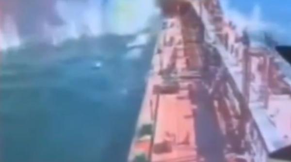 primele imagini cu momentul in care nava turceasca e lovita de drone in marea neagra in zona economica exclusiva a romaniei