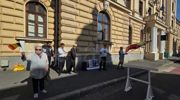 protest pro georgescu cu dedicatii si manele in fata tribunalului satu mare