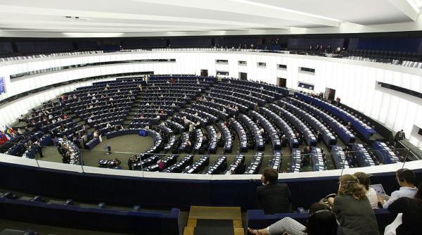scandal in parlamentul european un grup politic cere sa fie taiate la jumatate salariile eurodeputatilor