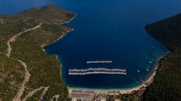 un roman a reusit sa stranga peste 100 de ambarcatiuni intr un golf din grecia si a stabilit un record mondial o mare victorie