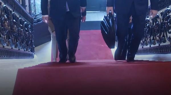 Luca Niculescu a ajuns la sediul PSD. Încep negocierile pentru formarea guvernului. Miza discuțiilor: guvern politic sau tehnocrat