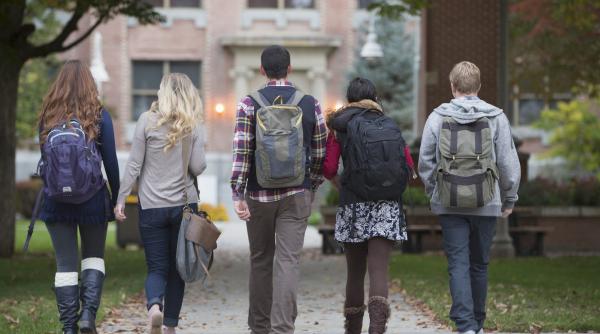Trump vrea să taxeze studenții internaționali cu cel puțin 70.000 de dolari ca să lucreze în SUA