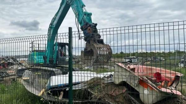 un barbat plecat de acasa la cumparaturi si a gasit locuinta complet distrusa de buldozer cand s a intors