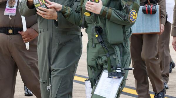 imagini rare regina suthida a thailandei a pilotat singura un avion de lupta gripen ea are peste 1 188 de ore de zbor