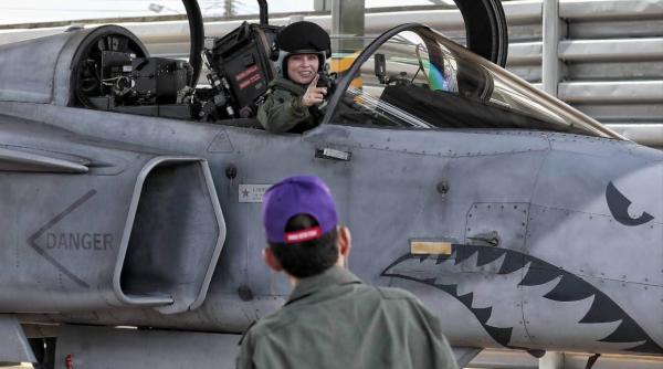 imagini rare regina suthida a thailandei a pilotat singura un avion de lupta gripen ea are peste 1 188 de ore de zbor