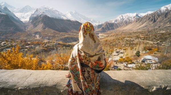 ascunsi in muntii aspri ai pakistanului oamenii din hunza sustin ca se trag din alexandru cel mare