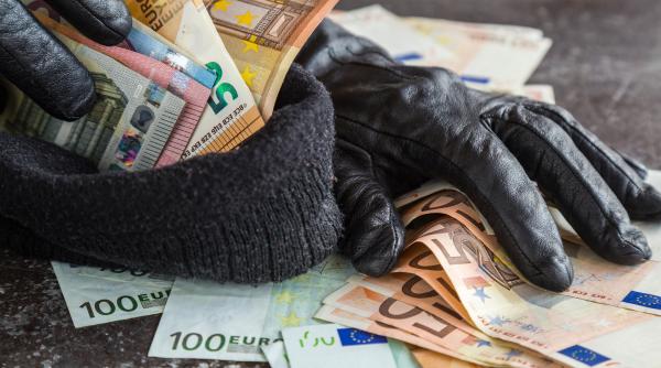 niste hoti cu masti de halloween pe fata au intrat intr un oficiu postal si au furat 100 000 de euro la roma