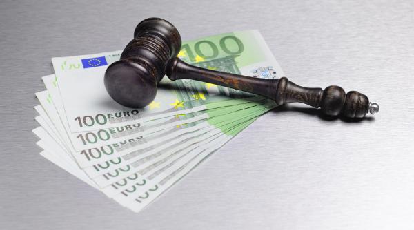 o femeie a lucrat o luna si a luat ajutor de somaj acum e obligata sa restituie toti banii s a constatat ca avea 600 000 euro in cont