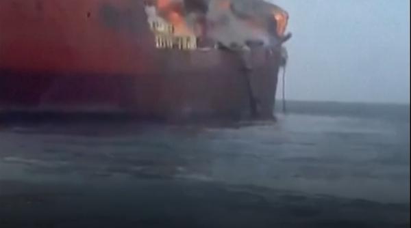 Un petrolier, atacat în zona Strâmtorii Ormuz. Fum negru, vizibil de la mare distanță