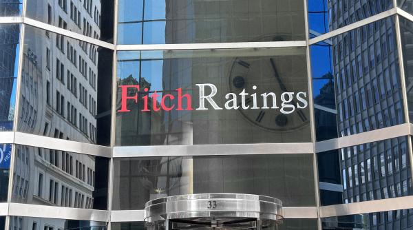 Agenția Fitch analizează retrogradarea ratingului de țară pentru Franța. „Contextul social exploziv face dificilă consolidarea fiscală”