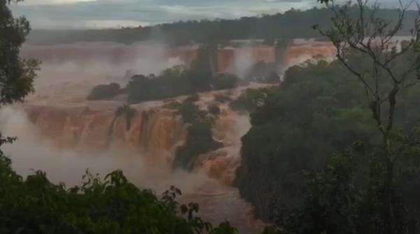 Argentina a închis accesul la Cascada Iguazu. Nivelul apei a crescut periculos din cauza El Nino