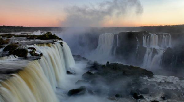 argentina a inchis accesul la cascadele iguazu din cauza el nino debitul raului iguazu a crescut de sase ori fata de nivelul normal