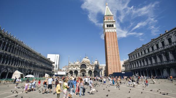cineva a vandut nopti de cazare cu 25 de euro din centrul venetiei si orasul s a umplut cu mii de oameni care nu aveau unde sa doarma