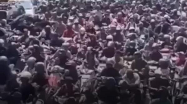 Cum arată o coadă la benzină în Bali. Celebra insulă a rămas brusc fără carburanți