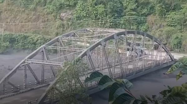 Imagini incredibile cu un pod din Nepal sfărâmat de o viitură uriașă