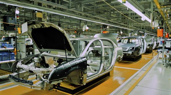 renault ameninta ca va reduce masiv productia de masini in europa daca ue nu relaxeaza regulile privind emisiile
