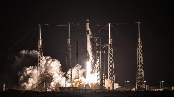spacex trimite 2 8 tone de alimente si echipamente stiintifice spre statia spatiala internationala