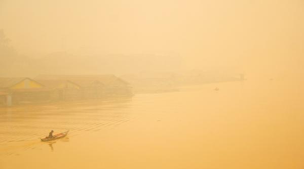 Cine e de vină pentru aerul toxic din sud-estul Asiei. Cerul din Indonezia și Singapore e portocaliu, în Malaezia s-au închis școlile 