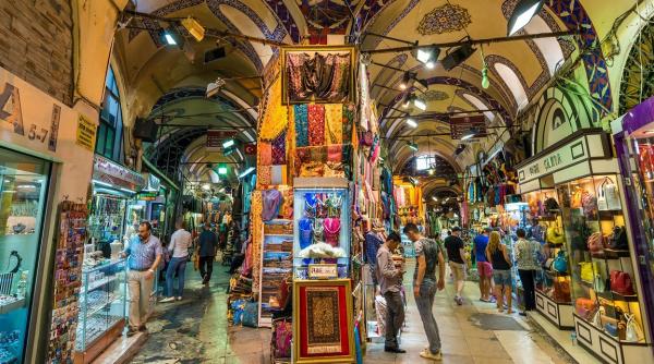 exista o lume ascunsa in spatele marelui bazar din istanbul care a ramas neschimbata de secole
