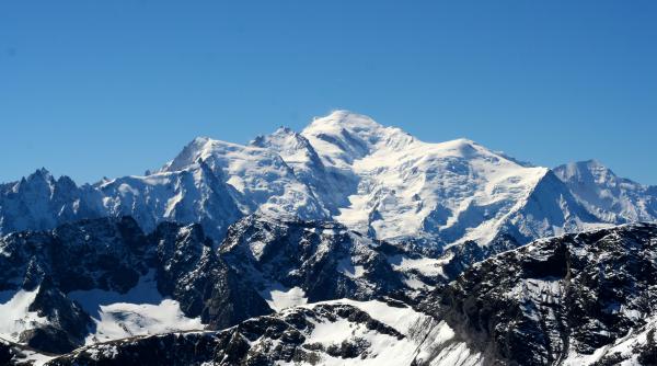 Mont Blanc a crescut cu aproape doi metri. Cel mai înalt vârf din Europa Occidentală măsoară acum 4.807,47 metri