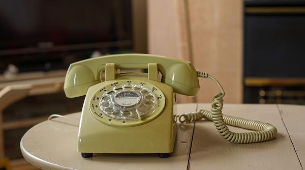 rusii s au intors la telefonul fix satui de intreruperile internetului mobil ar trebui sa existe unul in fiecare casa