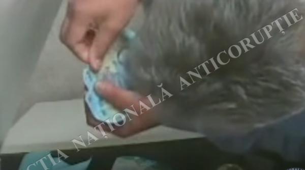 seful permiselor ilfov a fost retinut de dna lua mita intre 100 si 600 de euro ca sa fraudeze examenele auto imagini de la flagrant