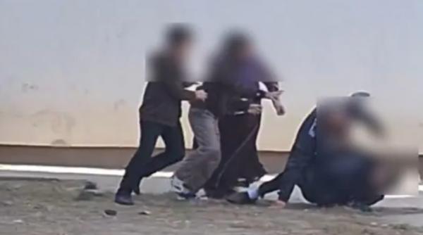 un profesor a fost batut in curtea scolii dupa ce i a facut observatie unui elev copilul a plecat acasa si s a intors cu toata familia