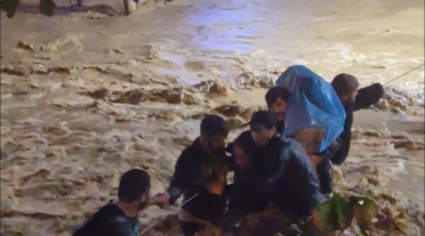 cel putin doi oameni au murit dupa ce ploile torentiale si inundatiile au paralizat istanbulul
