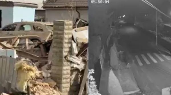 Explozie într-un sat din Vrancea. Două case au fost distruse. Oamenii au crezut că a sărit în aer unitatea militară din apropiere