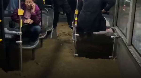 Inundații puternice în Istanbul. Pasagerii unui autobuz s-au urcat pe scaune pentru a se feri de apă