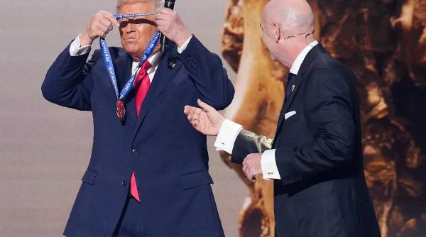 membrii fifa ii cer lui infantino sa renunte la premiul pentru pace the guardian trump va ramane probabil singurul cu acest premiu