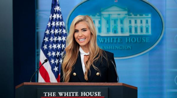 trump ii sugereaza noii sale purtatoare de cuvant sa isi dea demisia dupa doar o saptamana daca as fi in locul tau m as mai gandi