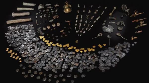 dupa ce a cautat comori 20 de ani un barbat a gasit aproape 900 de monede de aur si argint in tara galilor