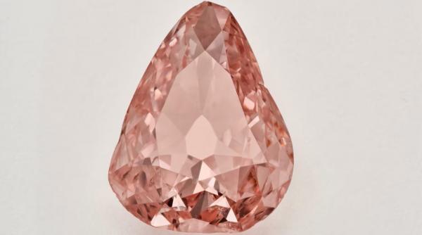 furat si ascuns intr un mar scobit un diamant roz rar este expus din nou in franta la 100 de ani dupa jaful faimos