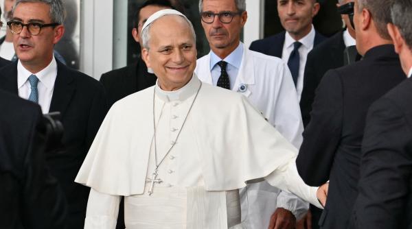 papa leon a fost externat suveranul pontif a iesit singur din spital zambind si i a salutat pe credinciosii care il aplaudau
