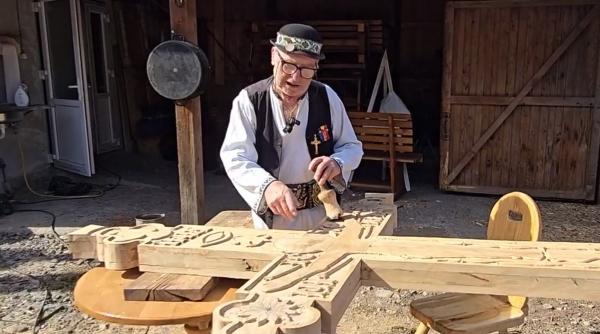 Povestea singurului meşter din Ardeal care mai sculptează troiţe. Petruţ Chirteş, recunoscut drept "Tezaur Uman Viu"