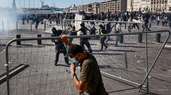proteste uriase in franta ciocniri violente intre manifestanti si politie vestele galbene s au alaturat manifestatiilor
