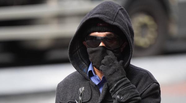 Un funcționar britanic avea în secret cinci joburi simultan, lucrând ”aproape 8 zile pe săptămână”. Folosea machiaj în fața șefilor 