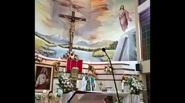 un preot catolic a murit strivit de un crucifix urias in timpul slujbei de seara in ecuador imaginile au devenit virale