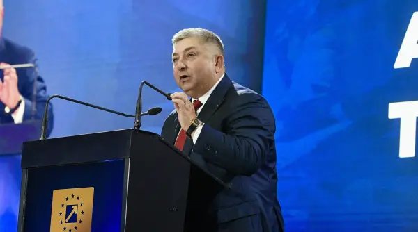 alin tise le cere liberalilor sa nu demisioneze din functii fie pleaca toti fie niciunul nu ne luati de prosti