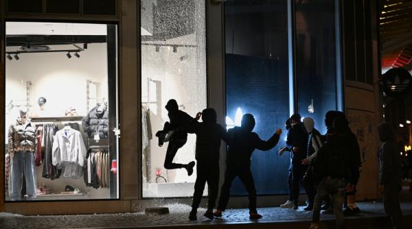 "Am distrus tot." Huliganii francezi se laudă pe Tik-Tok cu adidașii furați și râd că i-au "spulberat" pe jandarmi  